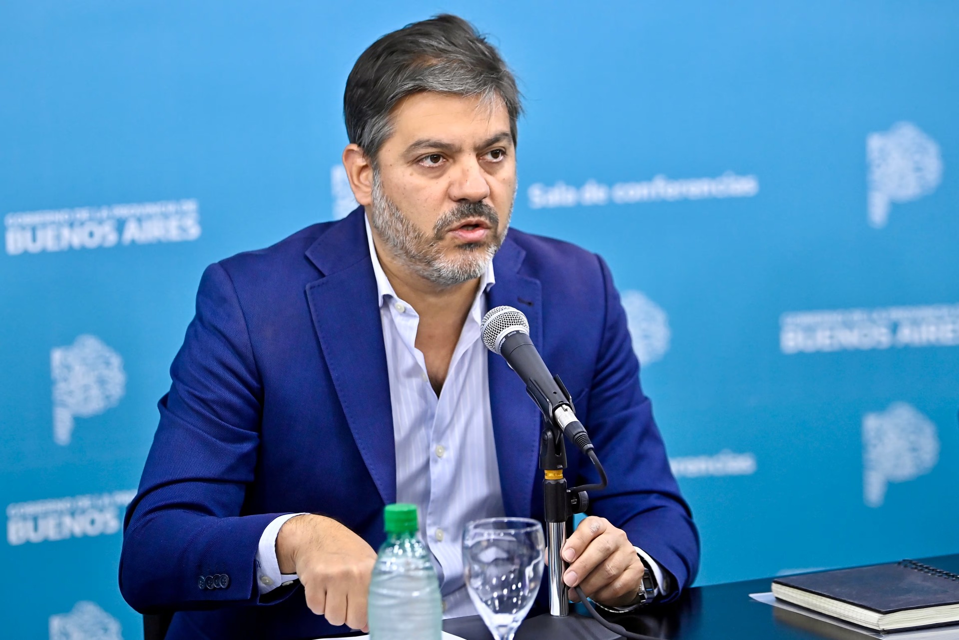 El ministro de Gobierno Carlos Bianco fue intervenido de urgencia en España 