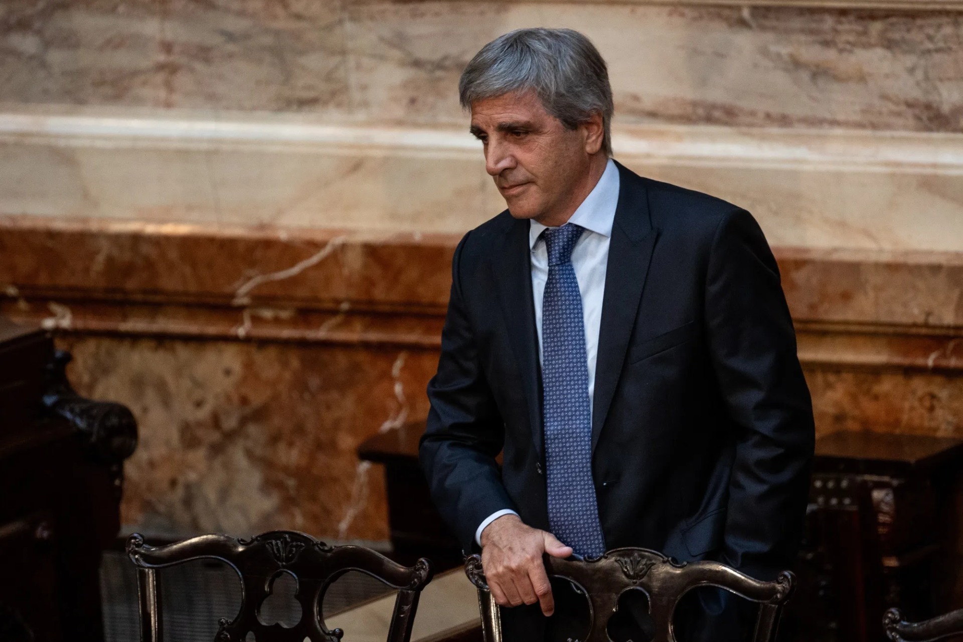 Caputo busca renovar $7,9 billones, estirar plazos hasta 2029 y captar más dólares con bonos