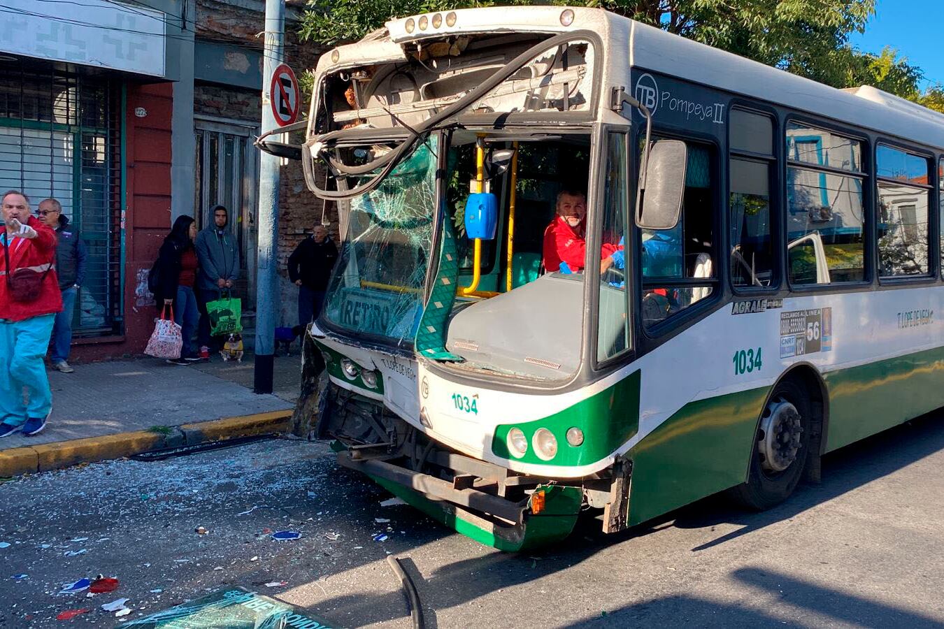 Dos accidentes con vuelcos y heridos en Flores y Liniers durante la madrugada