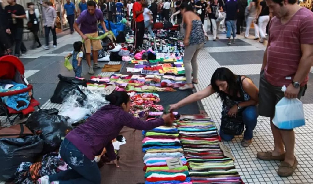 La venta callejera ilegal bajó levemente en marzo, pero subió casi 23% en un año