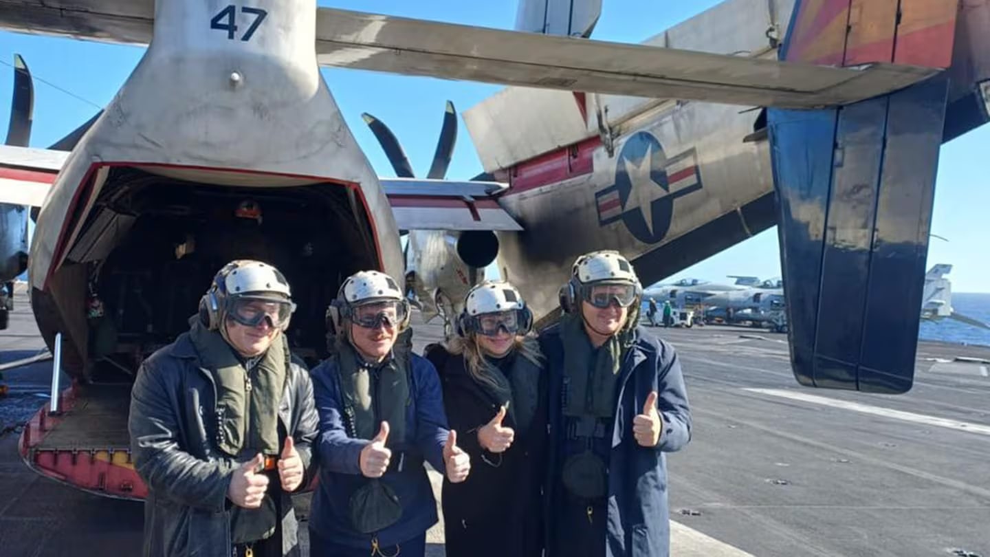 El presidente Milei viajó a Mar del Plata para participar de una visita al portaaviones USS Nimitz