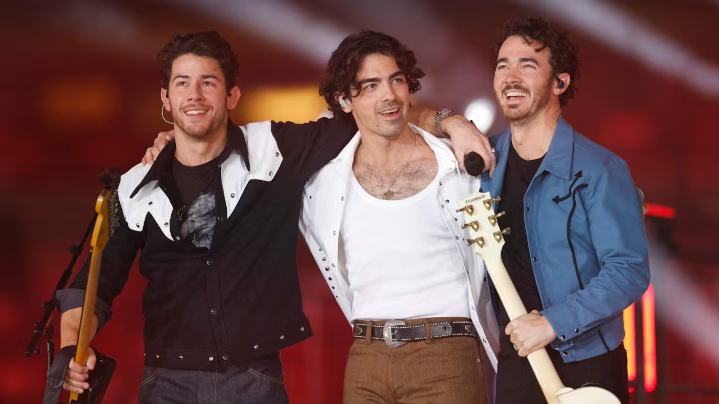 Joe Jonas sorprendió a sus fans argentinos buscando la figurita de Messi en pleno concierto