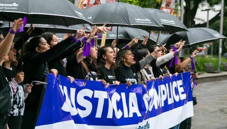Fuerte movilización de mujeres de la Bancaria frente a Tribunales en el inicio de la audiencia por el caso Vélez