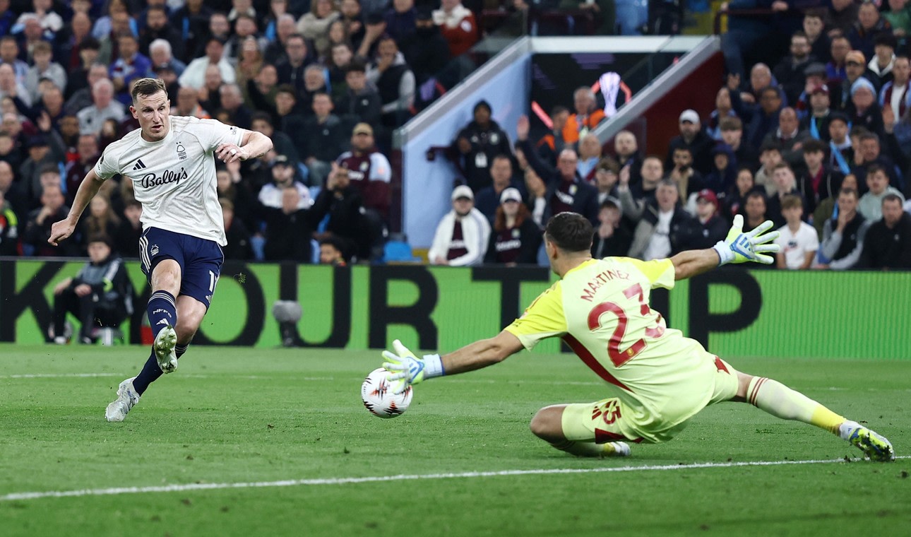 Aston Villa aplastó al Nottingham Forest y va a la final: el "Dibu" Martínez, figura y alma del equipo