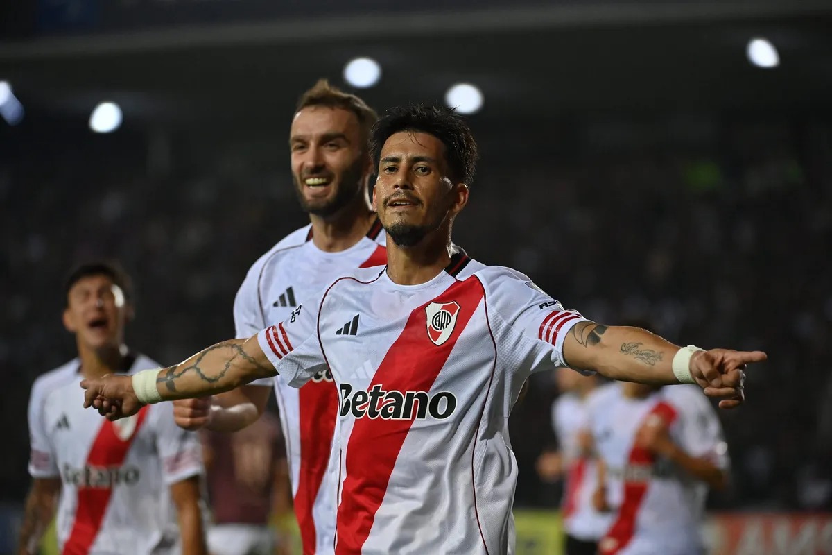 River venció 2-1 a Carabobo con un gol en el descuento y lidera el grupo con comodidad