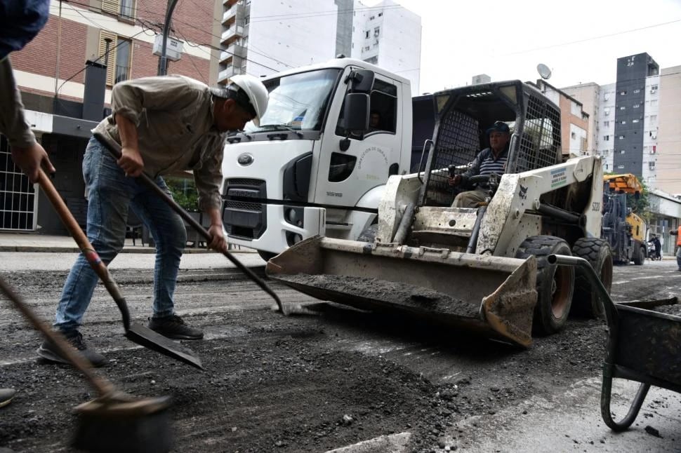 La Municipalidad acelera el plan de pavimentación y suma cuadrillas para reparar baches en toda la ciudad