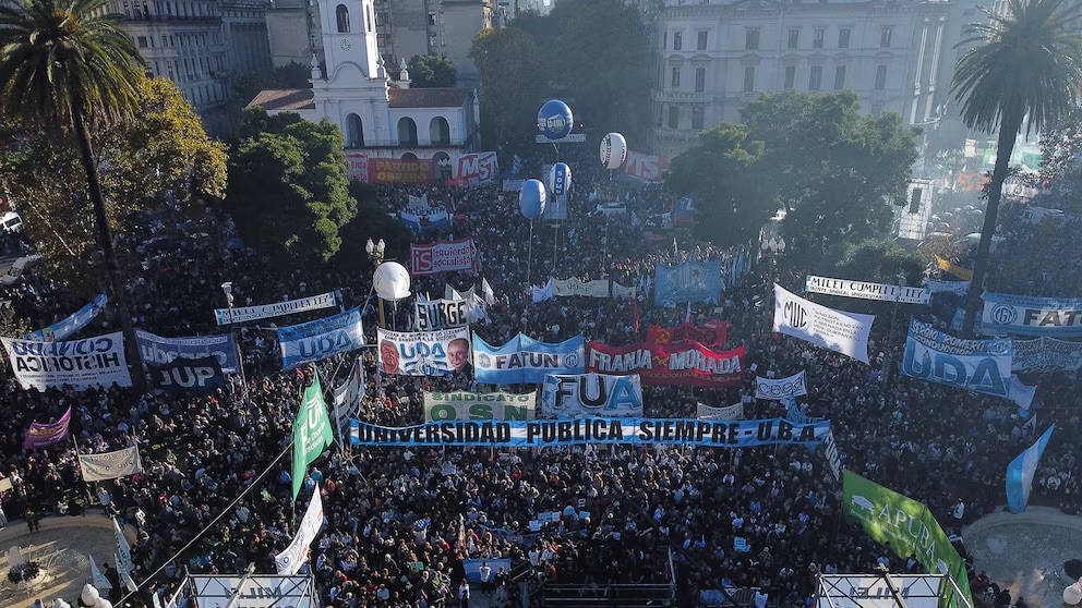 Marcha Universitaria: una multitud reclamó al Gobierno que "Cumplan con la ley, y no hipotequen el futuro”