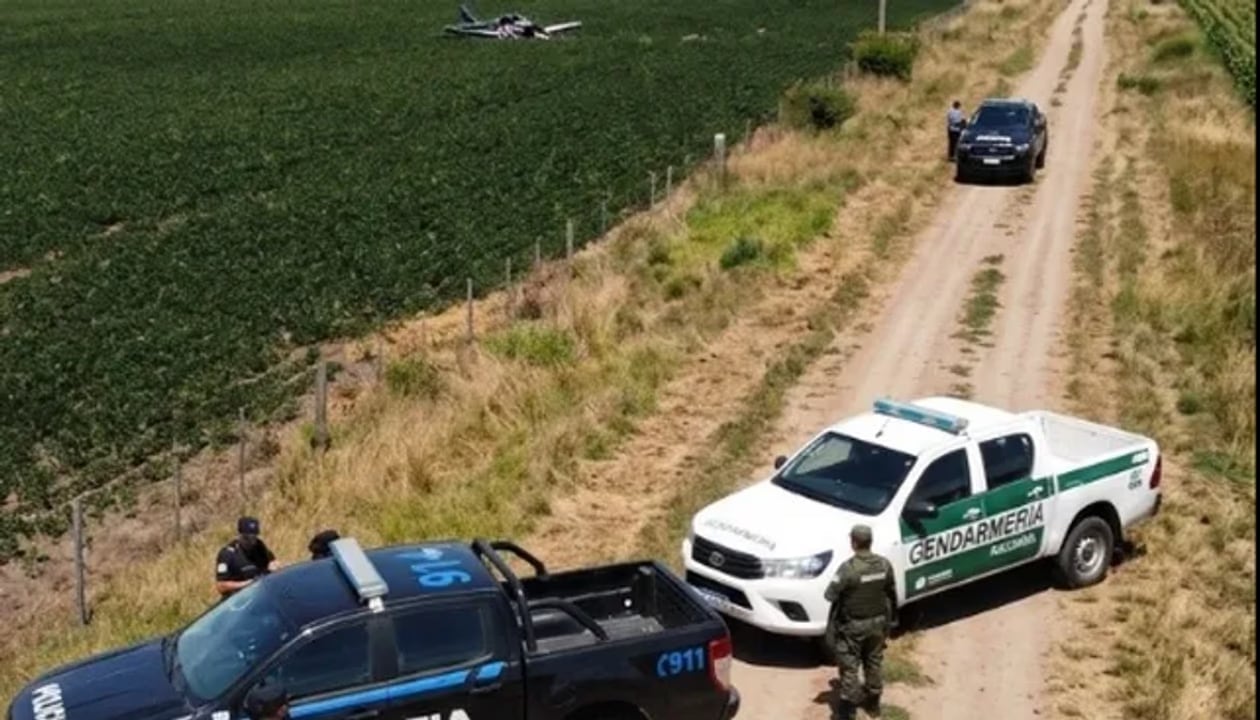 De película: quemaron camionetas para huir tras el descenso de una avioneta narco en el sur santacruceño