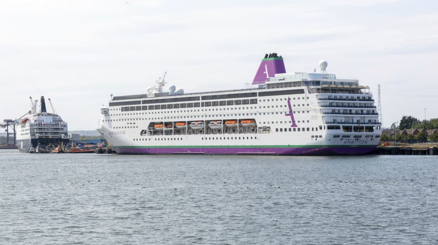 Aislamiento masivo en un crucero de lujo por una muerte y decenas de infectados en Burdeos