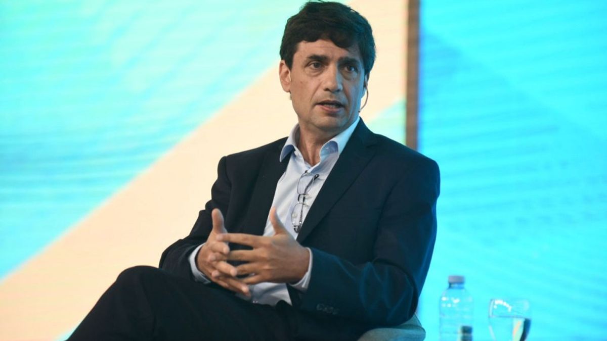 Lacunza advirtió sobre “luces amarillas” en empleo e industria y alertó por las reservas rumbo a 2027
