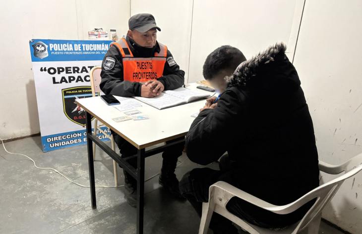 Intentaba cruzar el límite provincial con una restricción judicial y fue interceptado por la policía
