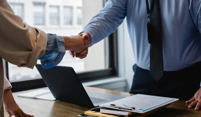 El sueldo sigue siendo el principal factor para elegir trabajo, pero el bienestar lidera al momento de permanecer