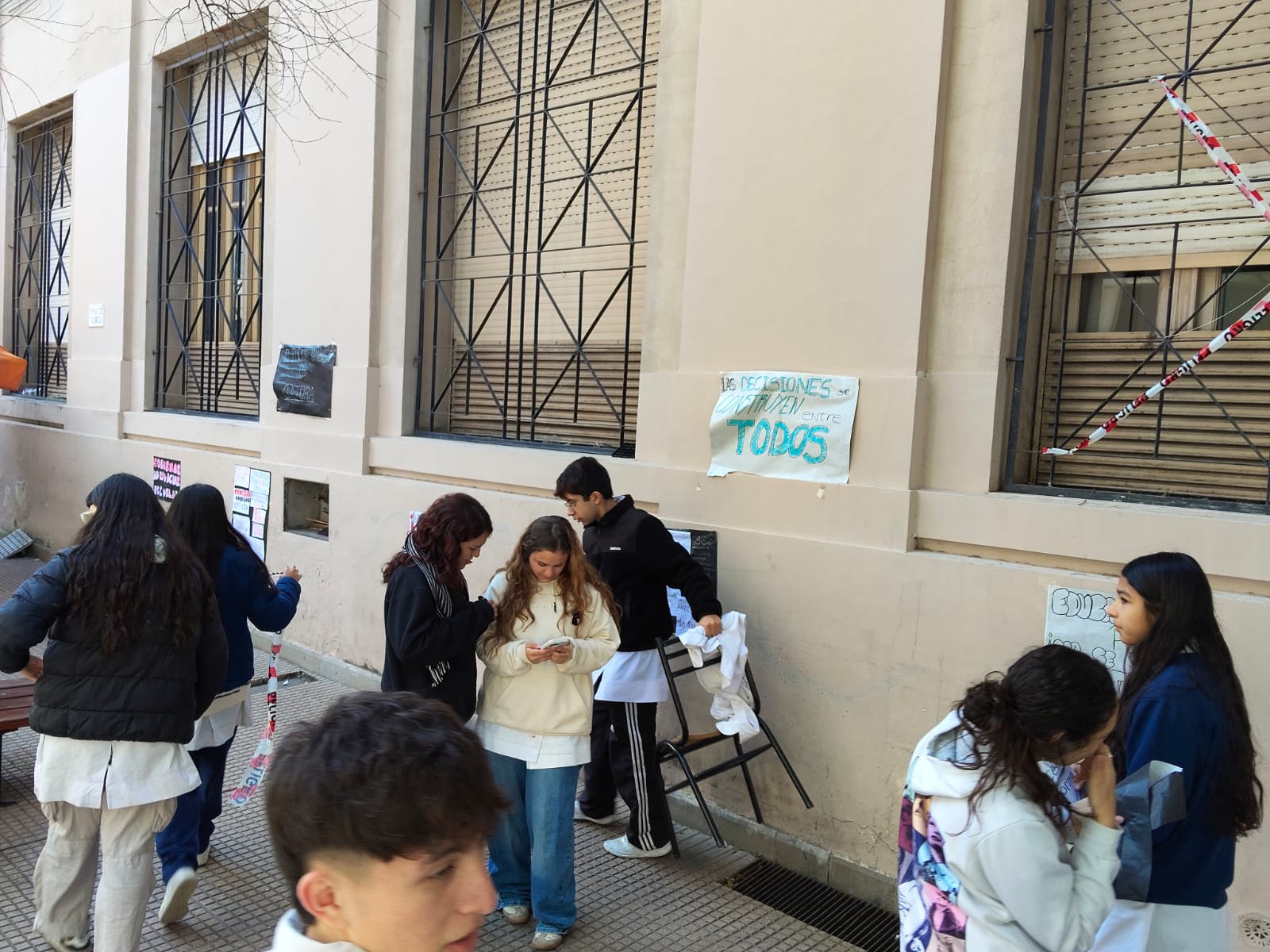 Alumnos y padres de la Escuela Normal denuncian abandono y rechazan cambios curriculares