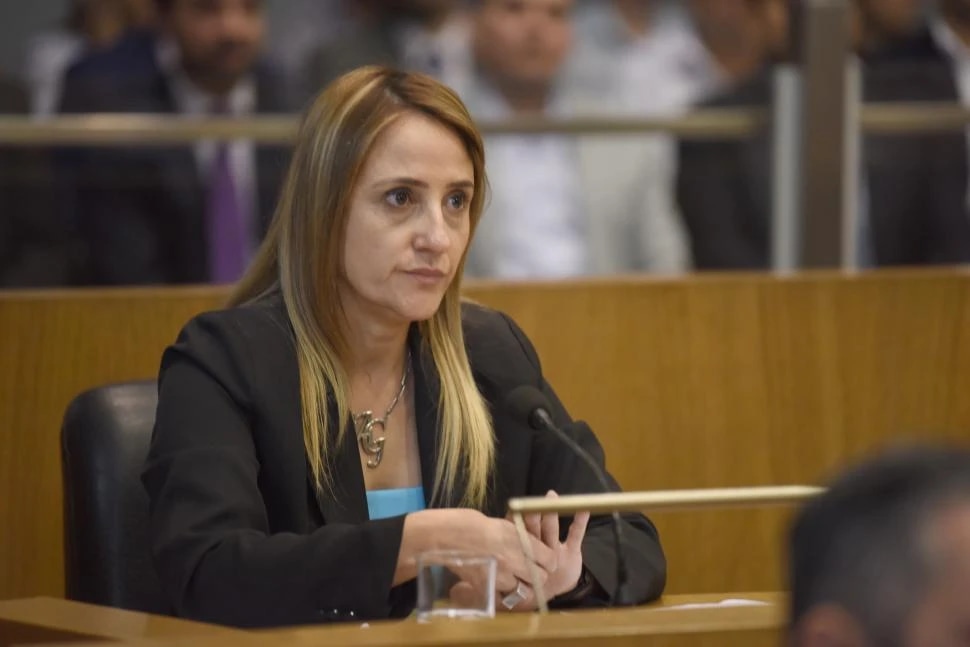 La concejal Ana González denunció penalmente a cinco funcionarios de la intendenta Rossana Chahla