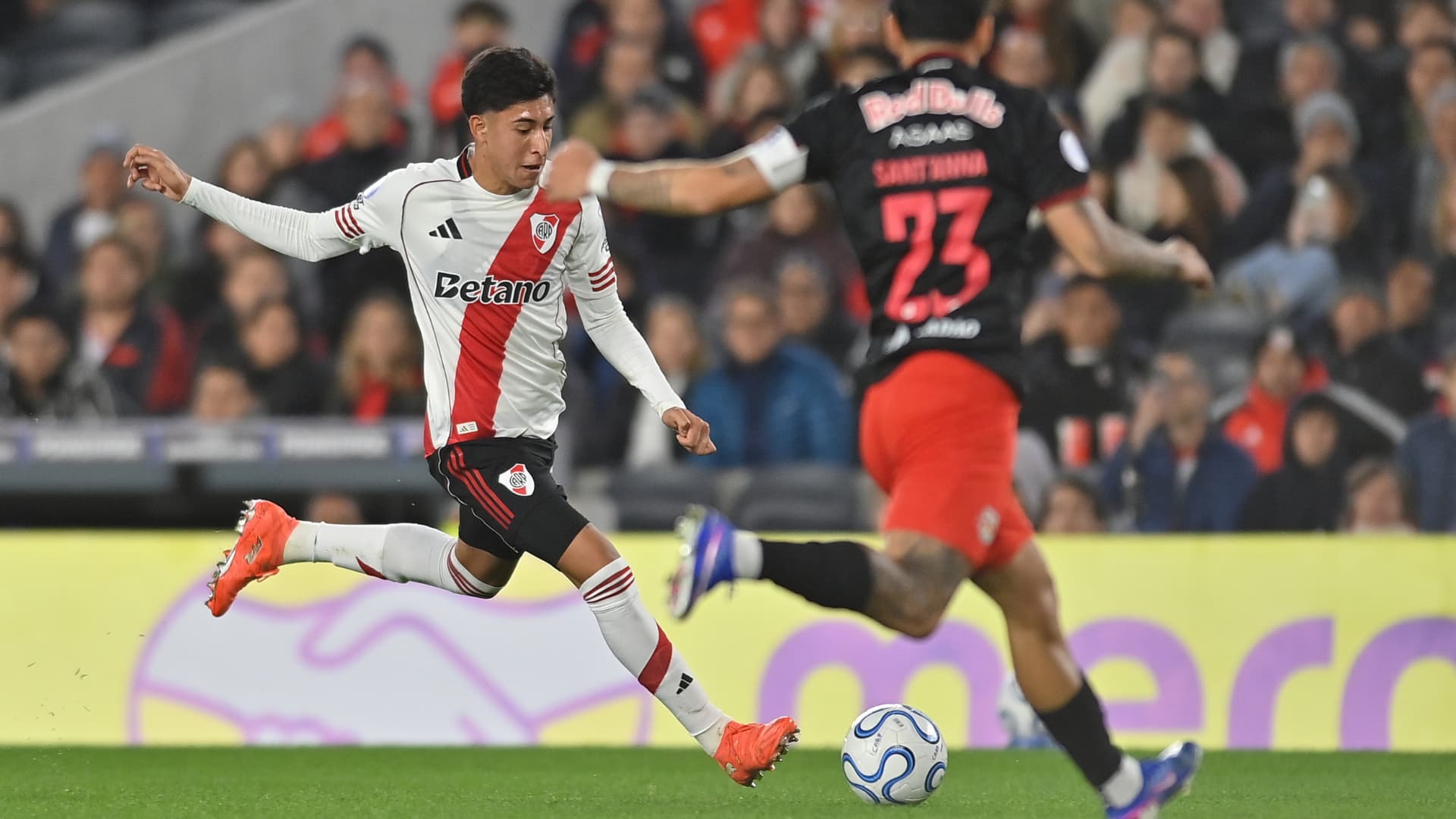 Con un ojo en Córdoba, River no pudo en el Monumental ante Red Bull Bragantino