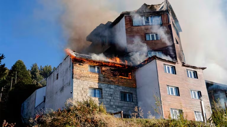Habló el dueño del hotel incendiado en Bariloche: contó cómo empezó el fuego y anunció que volverá a abrir