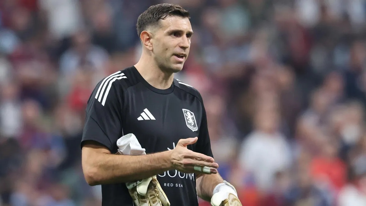 El "Dibu" Martínez jugó la final de la Europa League con el dedo roto: la confirmación que preocupa a la Selección