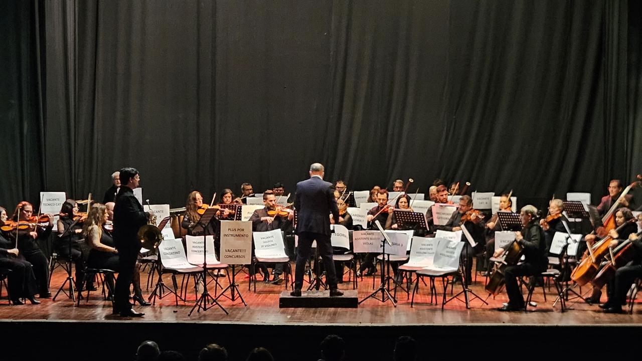 La Orquesta Sinfónica de la UNT denunció desfinanciamiento con una intervención simbólica