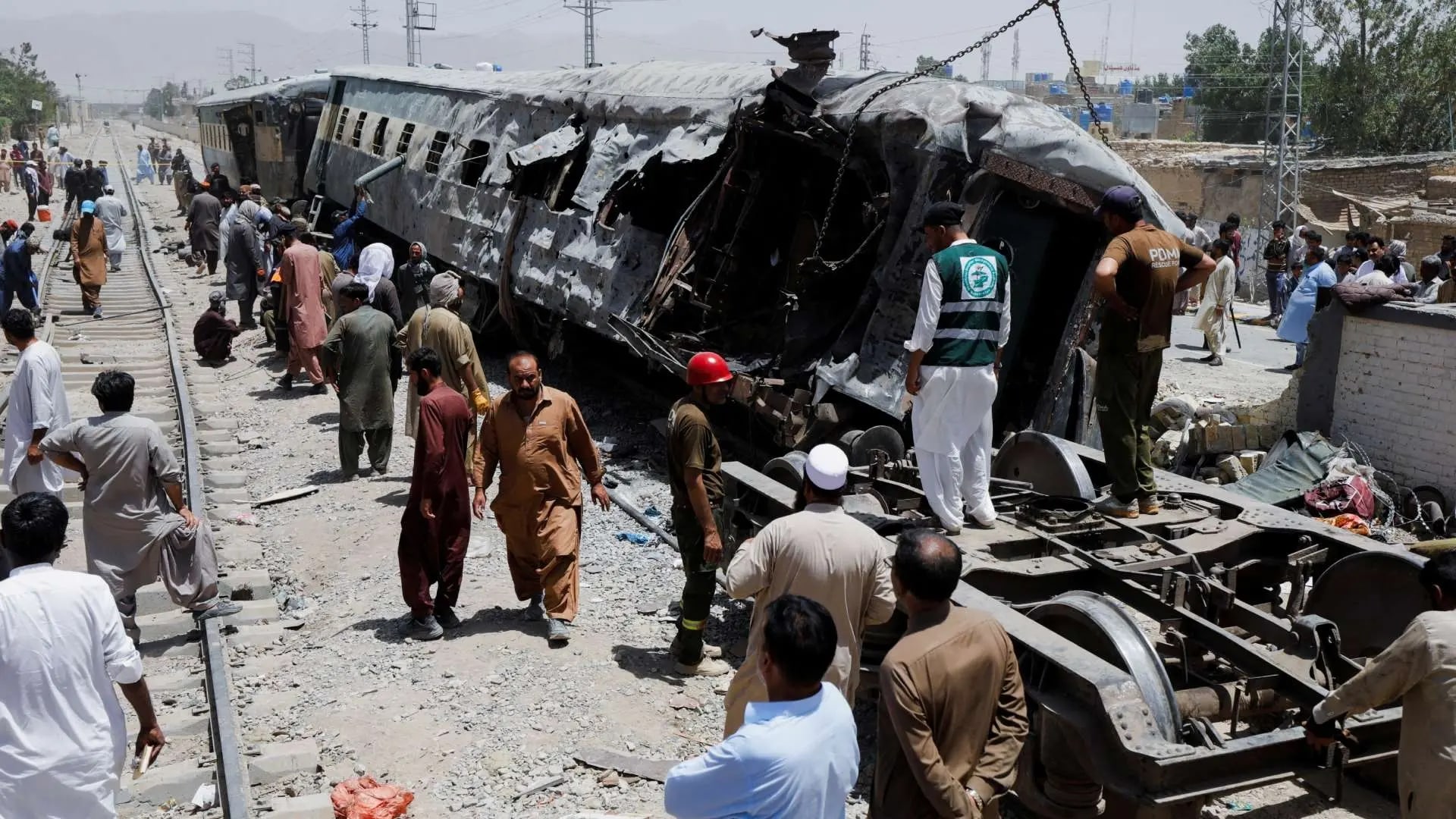 Pakistán: un ataque suicida contra un tren militar dejó más de 20 muertos y 100 heridos