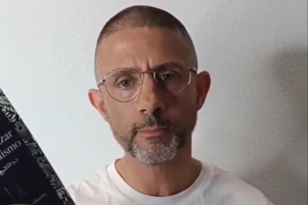 Escándalo en España: un escritor simuló su propia muerte para promocionar un libro contra la ideología queer