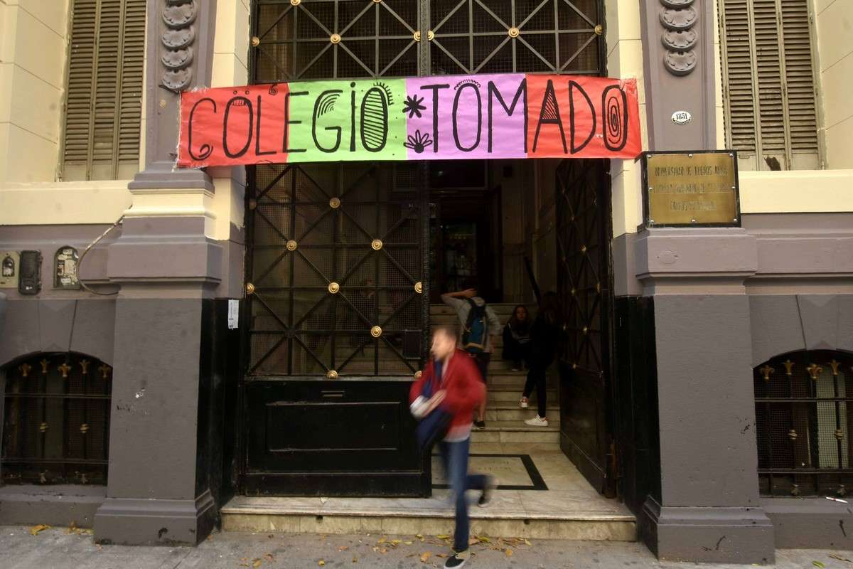 Estudiantes tomaron el Colegio Nacional de Buenos Aires y el Carlos Pellegrini por tiempo indeterminado
