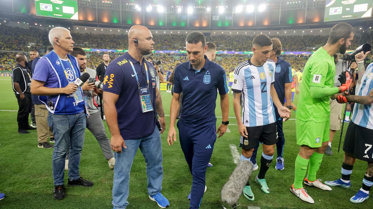 scaloni-se-va-del-maracana-la-noche-en-que-puso-NX55XSS2TBGB5DLV5W7KRIDC2E.avif scaloni-se-va-del-maracana-la-noche-en-que-puso-NX55XSS2TBGB5DLV5W7KRIDC2E.avif