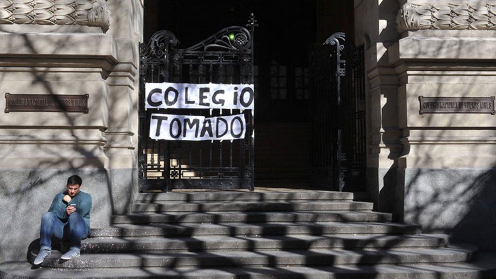 El Nacional Buenos Aires levantó la toma, pero el Pellegrini mantiene la protesta estudiantil
