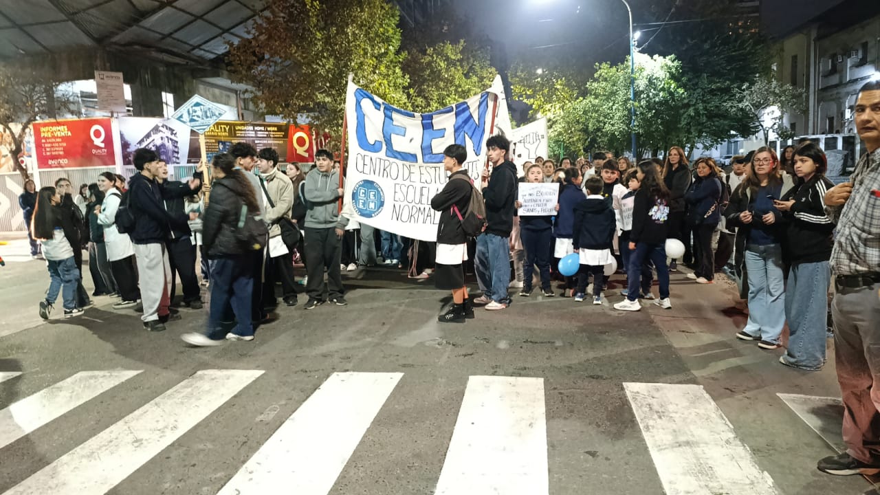Alumnos de la Escuela Normal volvieron a las calles para exigir al Gobierno que cumpla con lo prometido