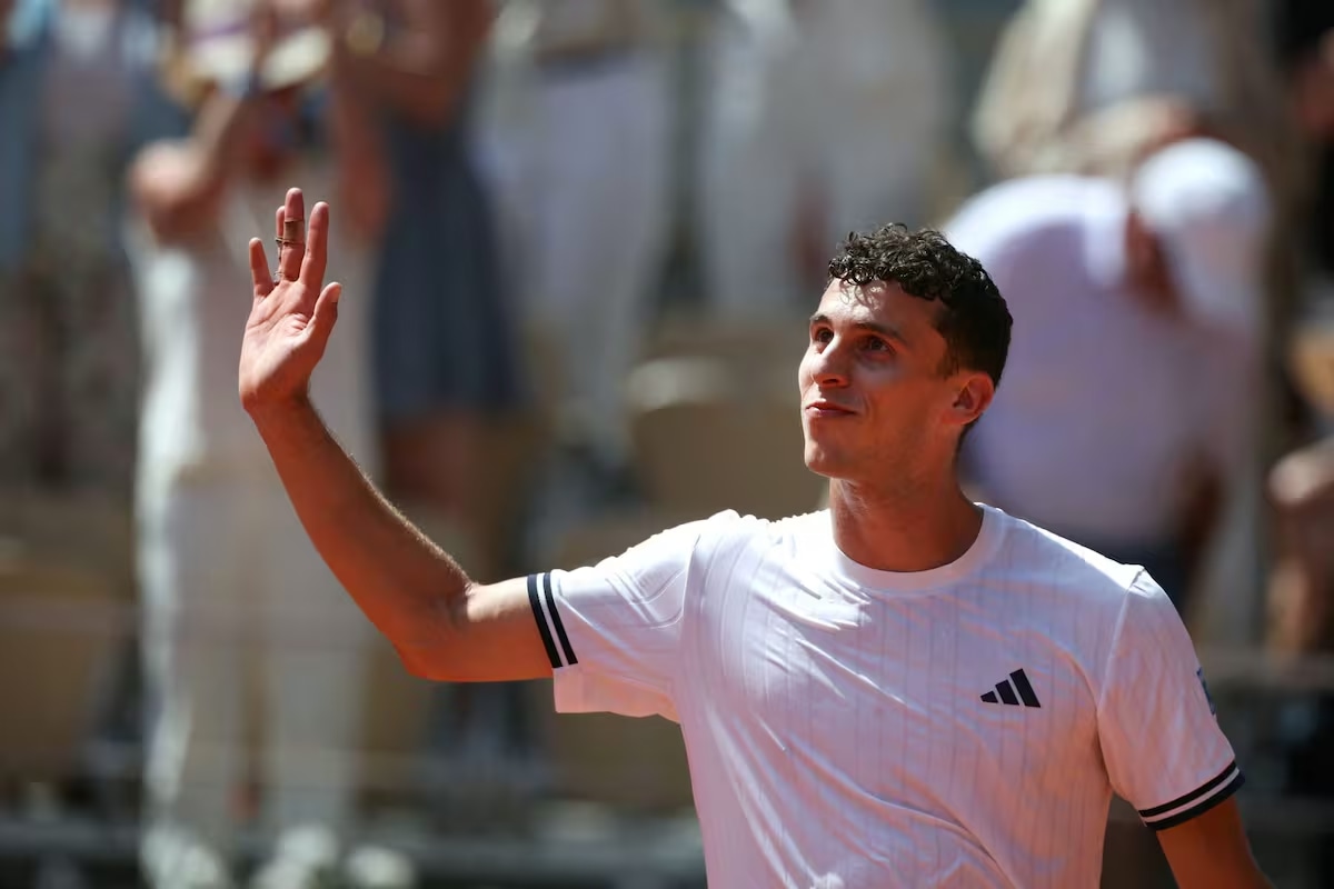 "Juanma" Cerúndolo dio la nota del torneo en Roland Garros y eliminó a Jannik Sinner