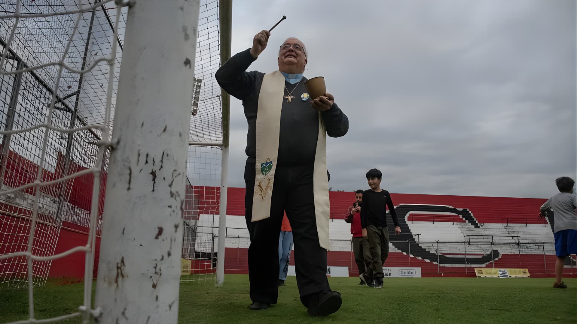 Cuestión de fe: el Arzobispo bendijo La Ciudadela antes de la etapa más decisiva del campeonato