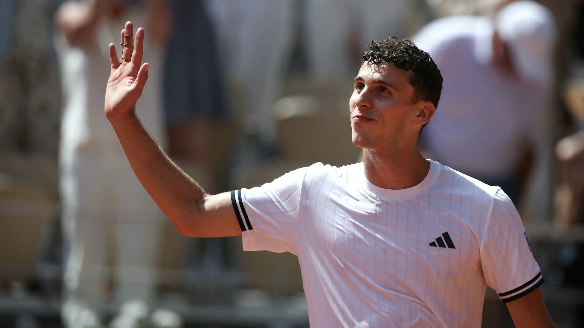 Juan Manuel Cerúndolo ganó una batalla de seis horas y avanzó a octavos en Roland Garros