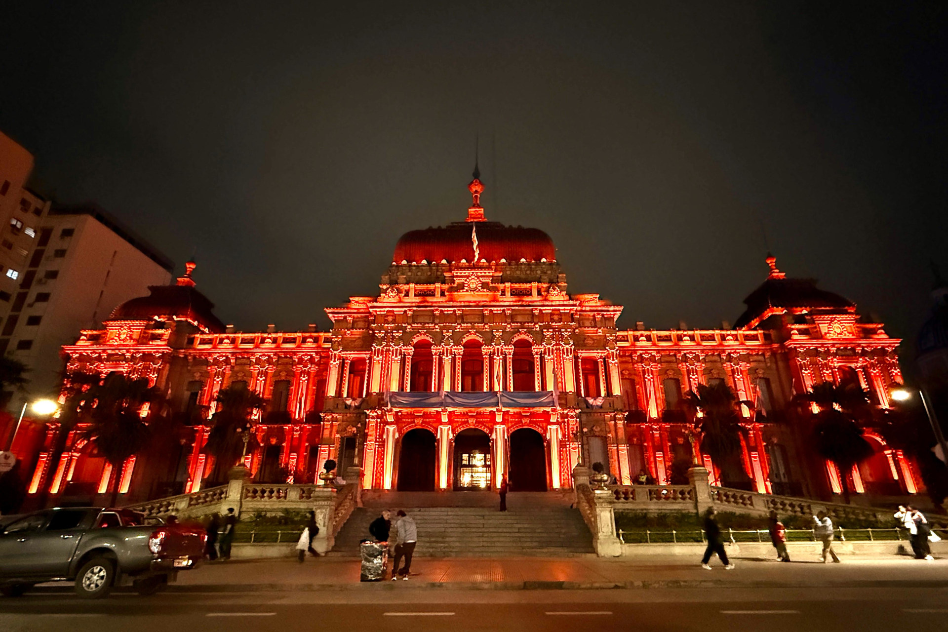 La Casa de Gobierno se iluminó de naranja por el Día Mundial de la Esclerosis Múltiple