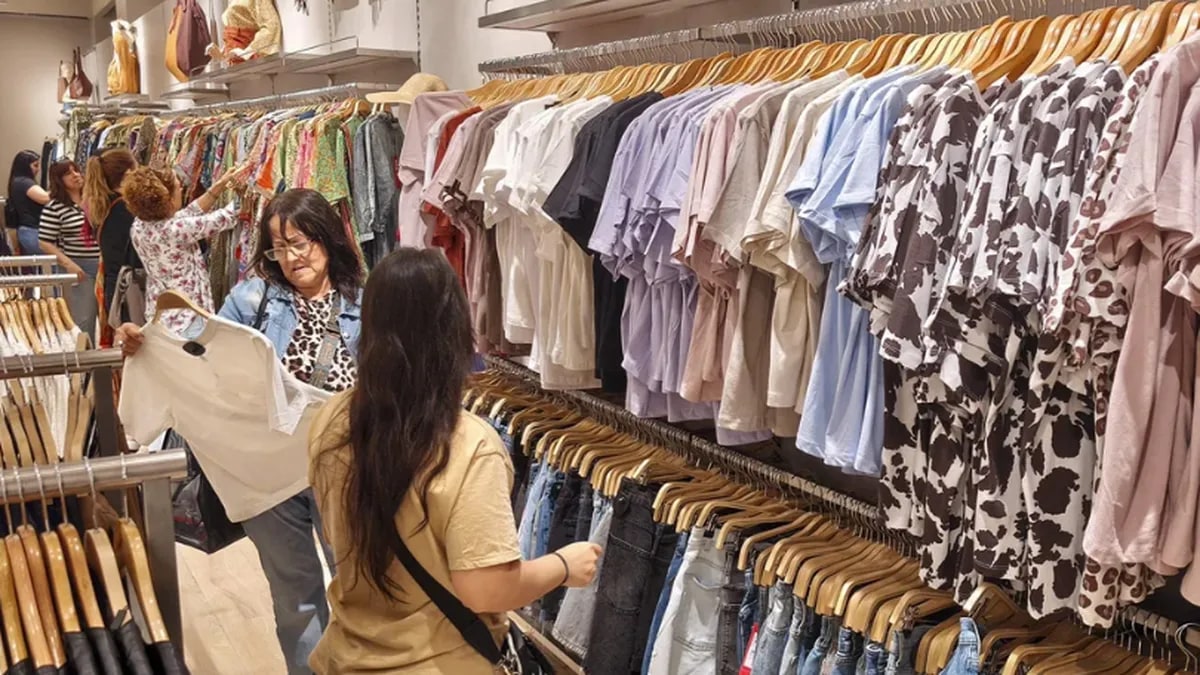 Las ventas de indumentaria cayeron 7% y el sector acumula más de dos años de retroceso