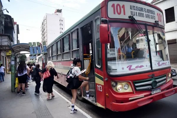 AETAT propuso pagar los salarios completos el 10 de junio y la UTA definirá esta tarde si acepta o lanza medidas de fuerza