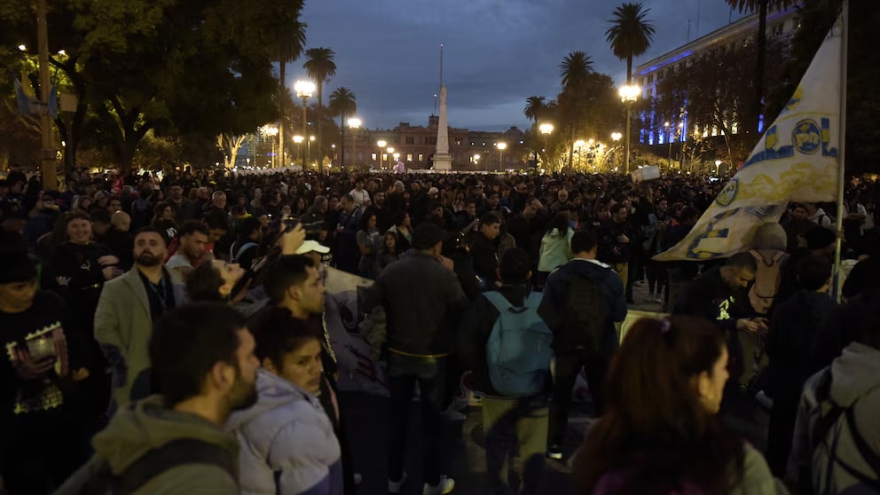 Fanáticos se concentraron en Plaza de Mayo para despedir al Indio Solari: música, llanto, abrazos y pogo