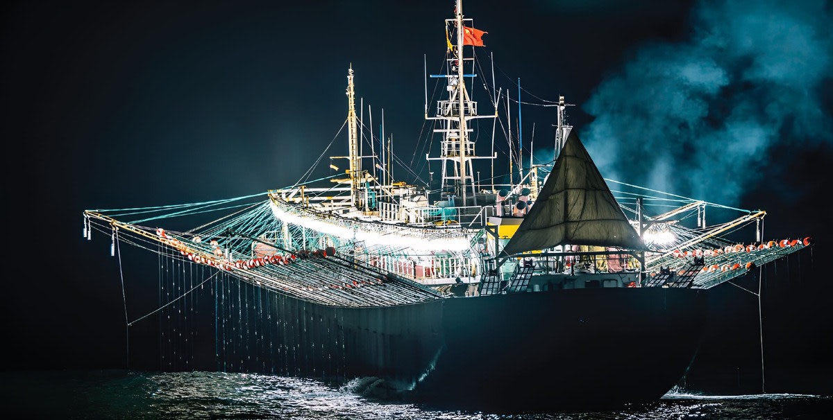 Los barcos chinos extraen en la milla 201, hasta cuatro veces más recursos naturales que la pesca argentina