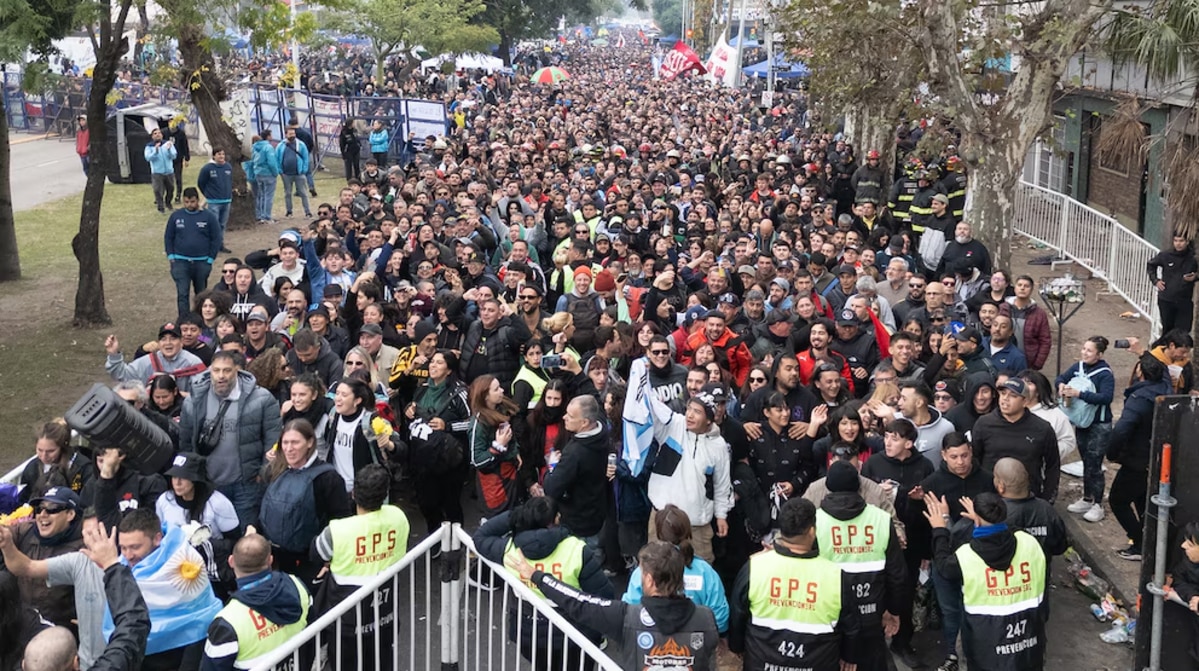Despedida al Indio Solari: más de 70 cuadras de fila para despedir al mítico músico