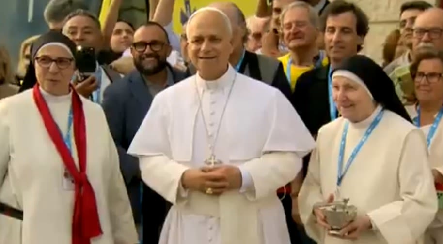 El Papa bendijo ambulancias para Ucrania impulsadas por la religiosa tucumana sor Lucía Caram