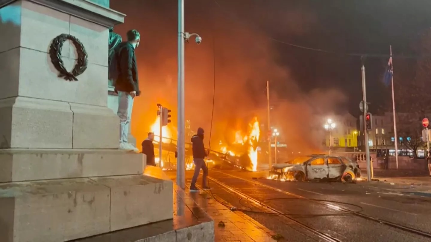 Tensión en Irlanda: disturbios e incendios tras una agresión que conmocionó a la sociedad