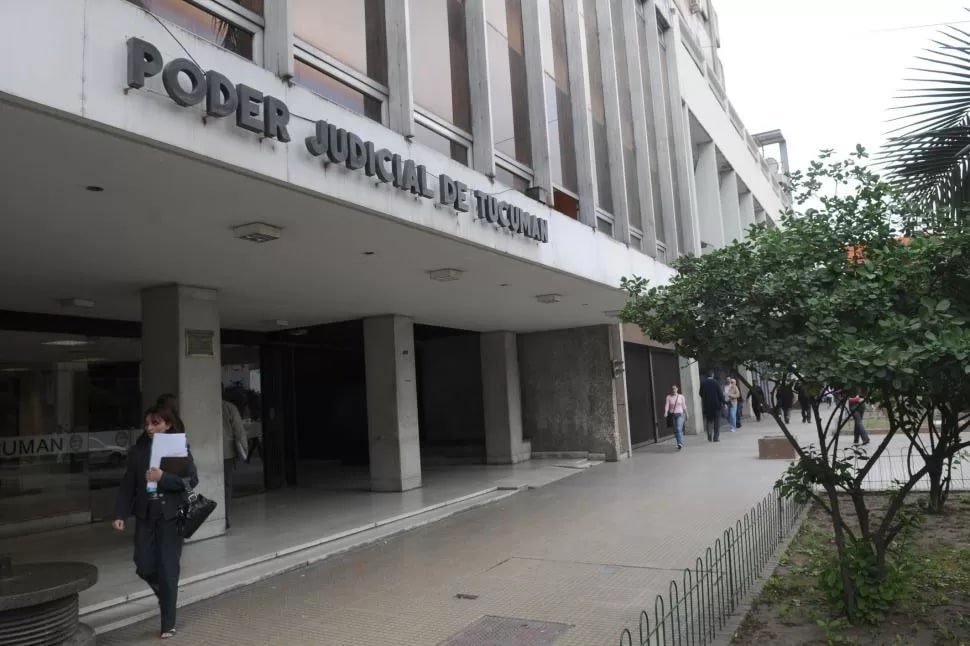 Que comience el show: el oficialismo acudió a la Justicia para adelantar las elecciones en Tucumán