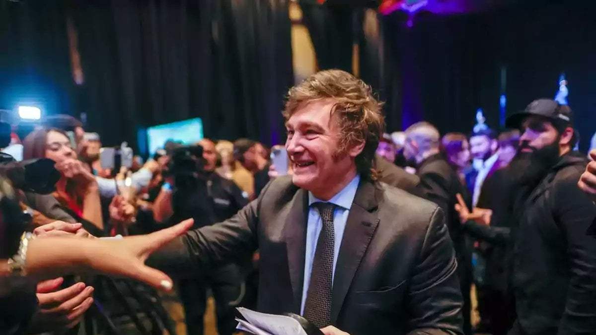 Milei mejoró tres posiciones en un ranking regional de aprobación y se ubicó en el puesto 13 entre 18 mandatarios