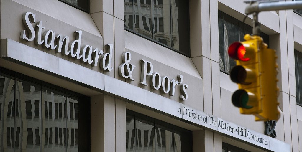 La calificadora Standard & Poor's elevó la nota soberana de largo plazo de Argentina, de CCC+ hasta B-