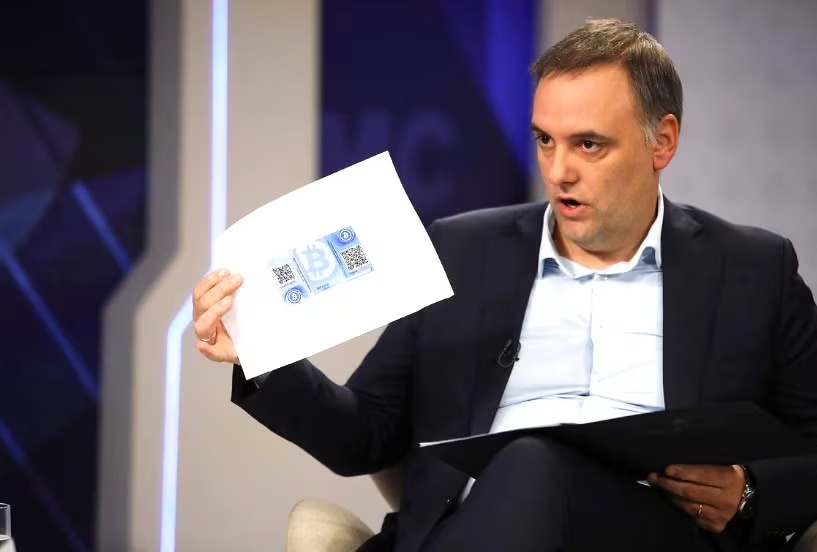 Manuel Adorni confirmó que presentó la DDJJ y aseguró que tenía ahorros "en negro"