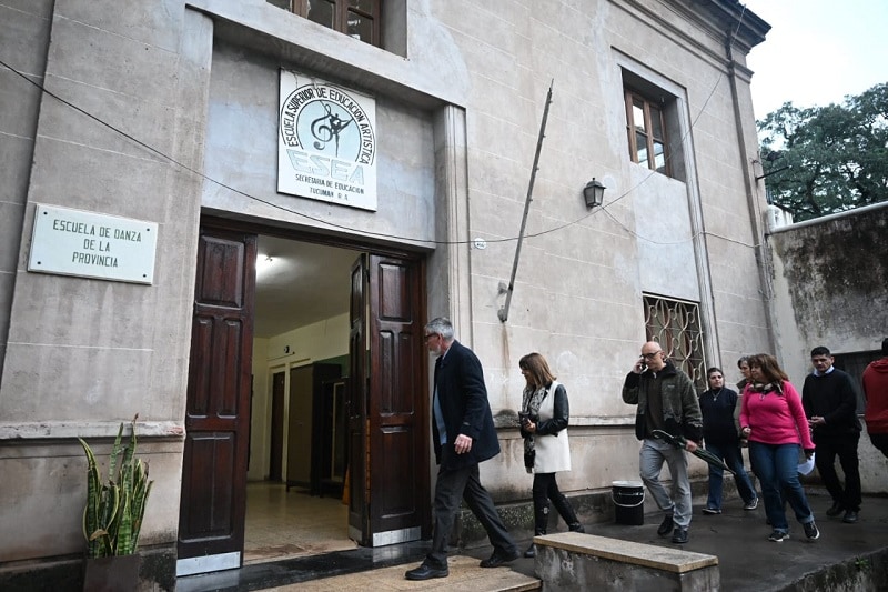 Tras las protestas de alumnos y padres, Montaldo visitó la Escuela de Educación Artística y anunció obras