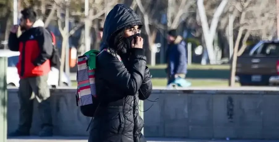 Ni una gota, pero mucho gris: así arranca el viernes en la capital