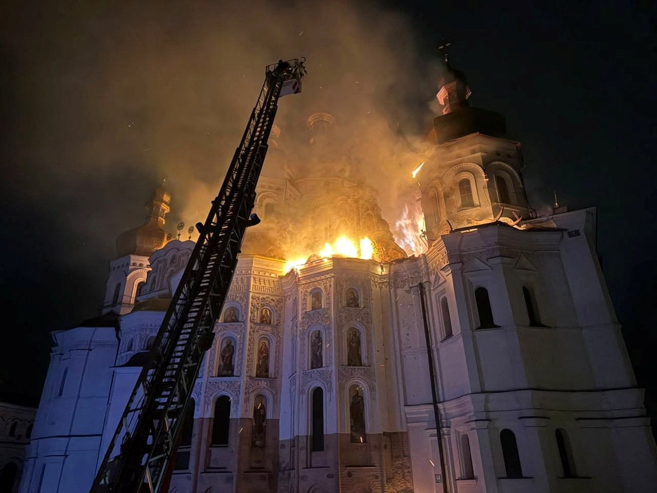 Rusia lanzó un ataque masivo contra Ucrania e incendió la histórica Catedral de la Dormición en Kiev