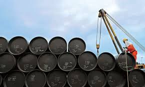 El petróleo profundiza su caída tras el acuerdo entre Estados Unidos e Irán y se acerca a los US$80 por barril