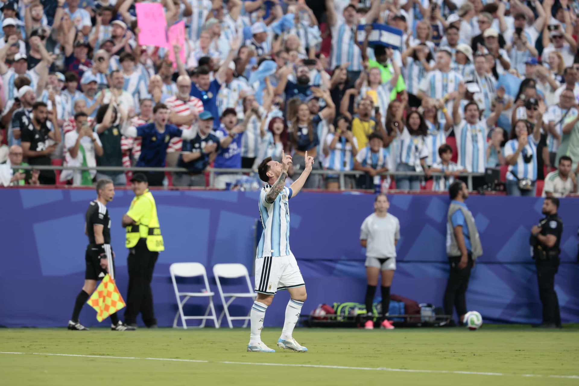 El rey no envejece: triplete histórico de Messi para arrancar el sueño mundialista