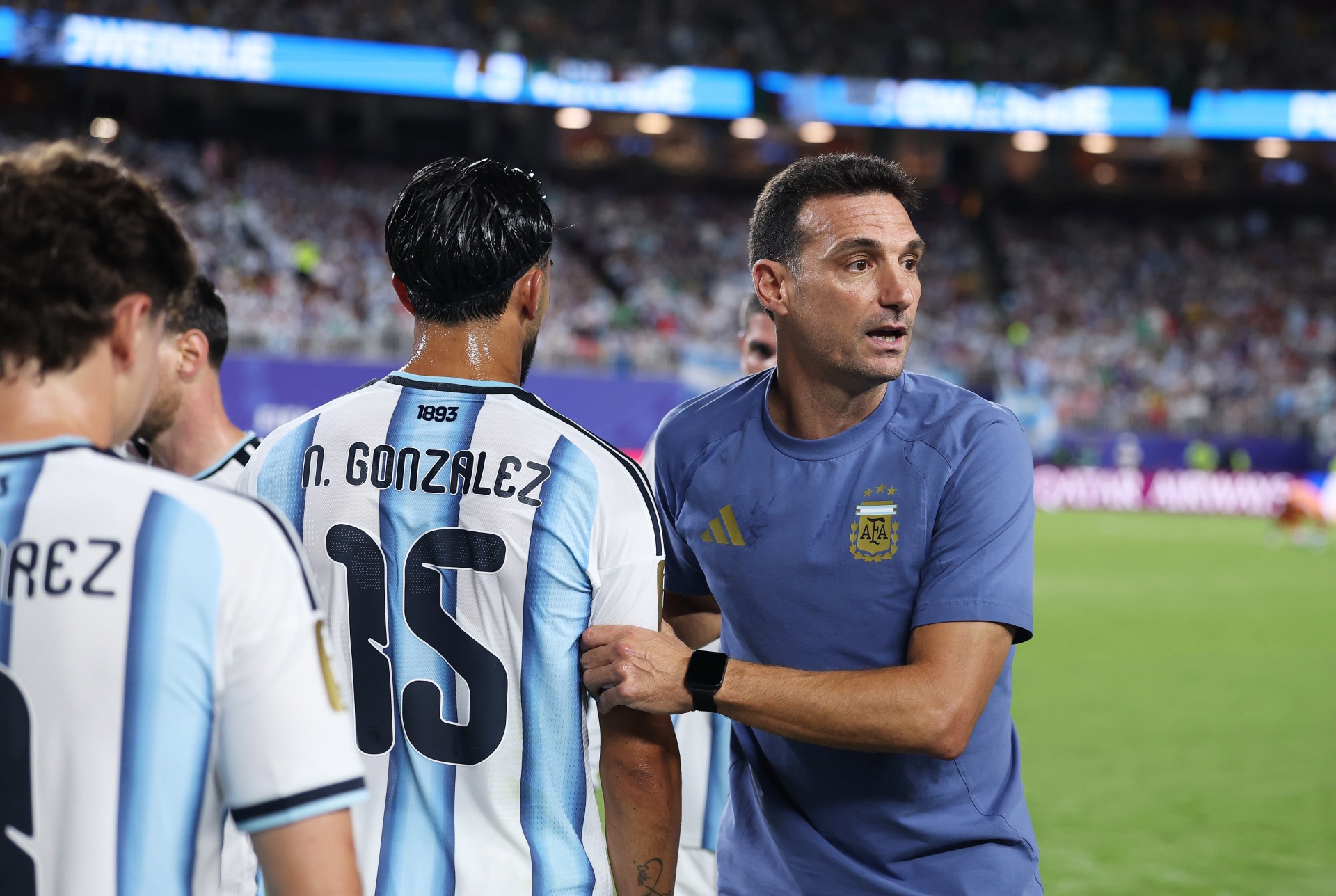 "Todo lo que diga sobre Messi está de más, hace 20 años que nos sorprende": Scaloni se deshizo en elogios con el 10