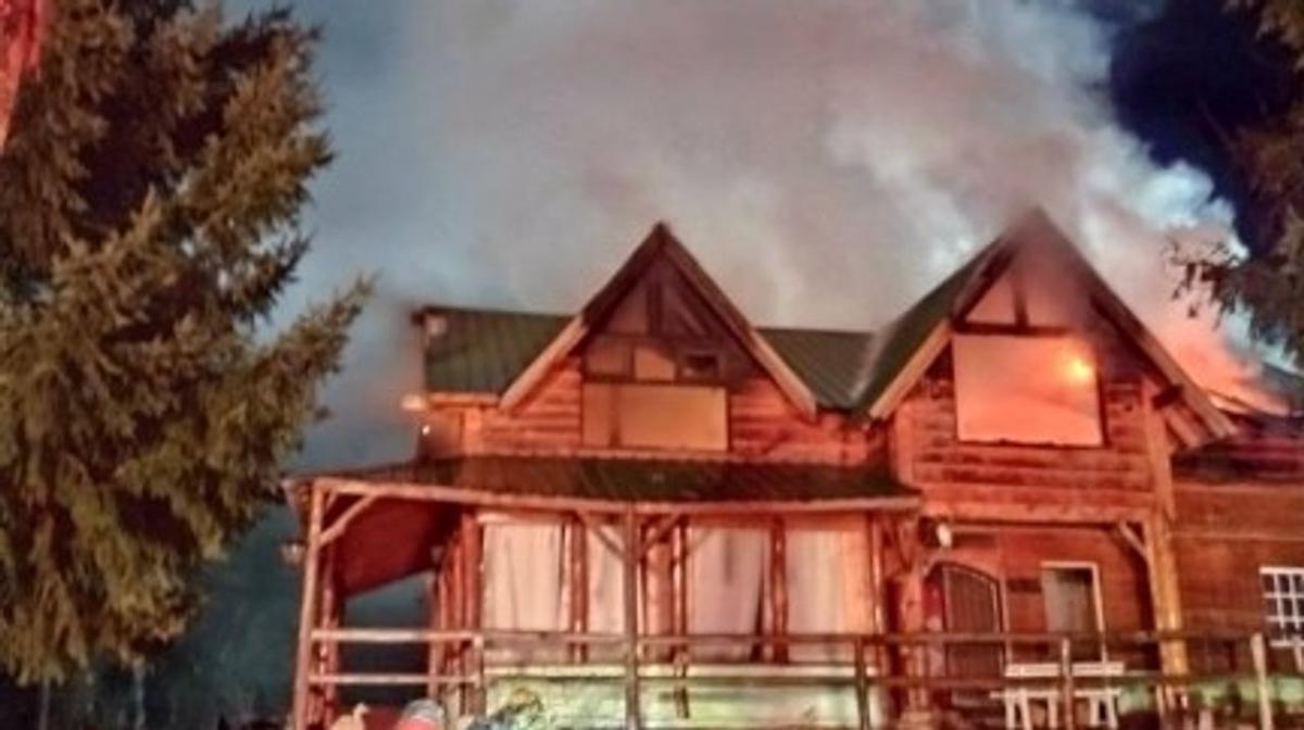 Un incendio de gran magnitud consumió un ex motel en Villa La Angostura
